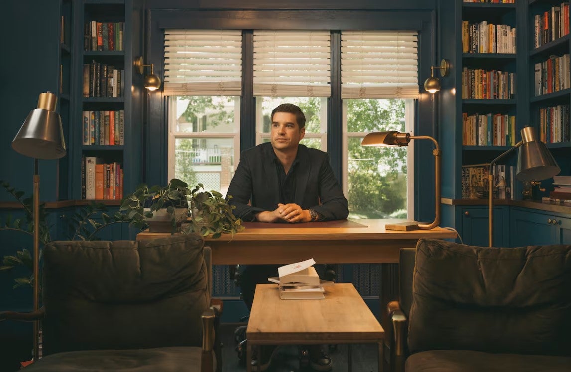 Cal Newport sitting at his desk in his home office, courtesy El Pais